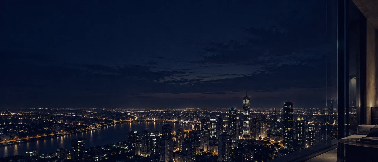 Vista noturna panorâmica da capital