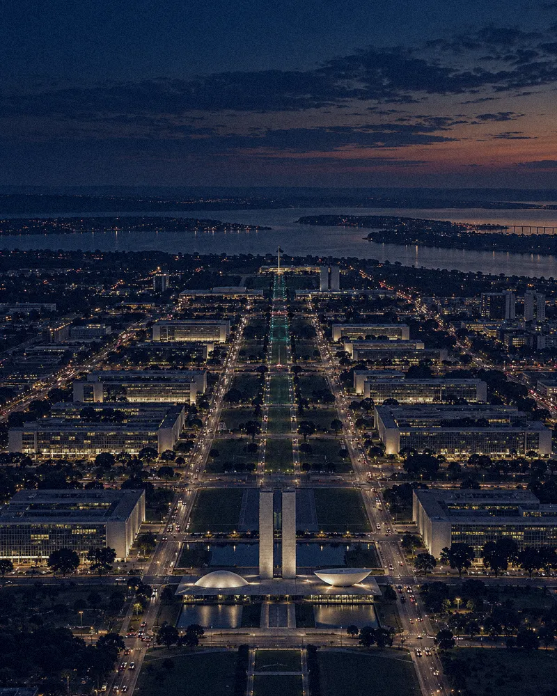 Vista aérea planejada de Brasília com eixos iluminados